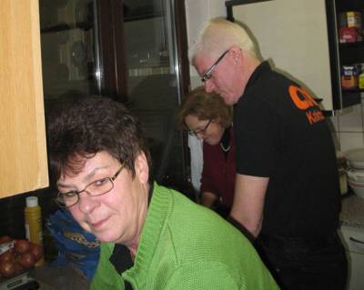 Ilse Schwarz, Ingrid Wertheim und Snke Oldsen beim Arbeitseinsatz in der Kche