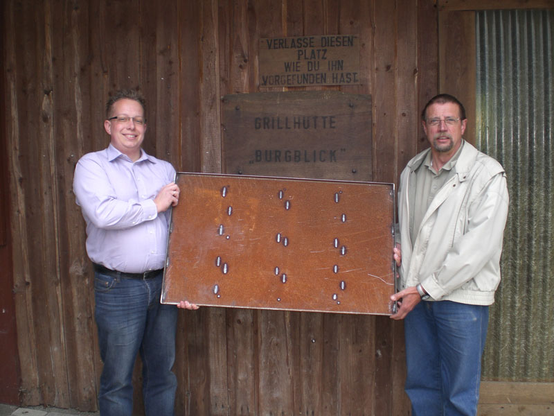 Tobias Grote (CDU-Vorsitzender) und Reinhard Lehrke (Vorsitzender des Musikvereins) bei der bergabe der Schale