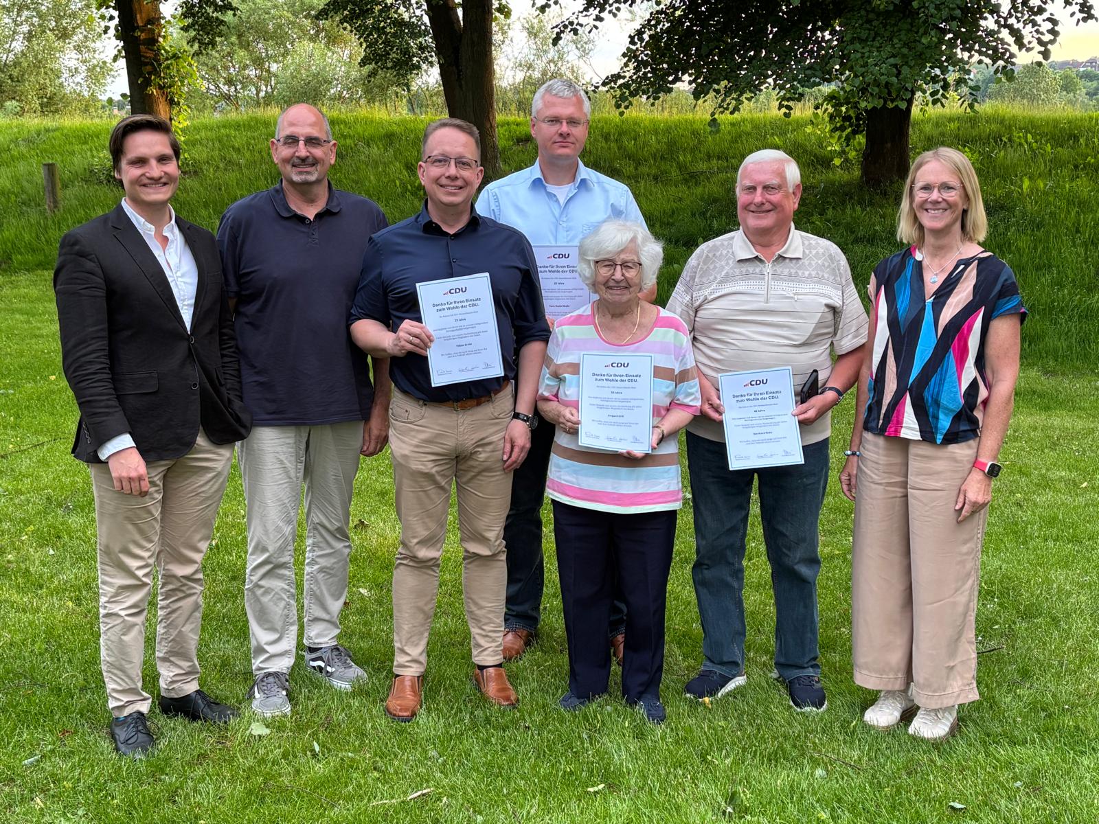 Kreisverbandsvorsitzender David Artschwager, Landratskandidat Thorsten K�hn, Tobias Grote, Hans-Daniel Kreitz, Irmgard Grill, Bernhard Ricke und die Gemeindeverbandsvorsitzende Martina D�ring (v. l. n. r.)